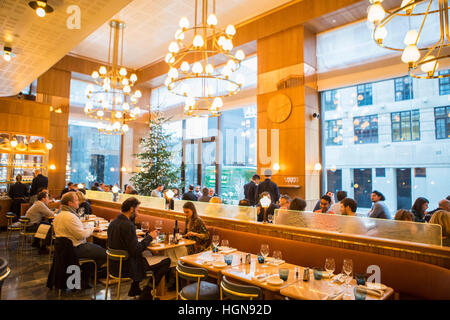 L'intérieur du restaurant de l'Aquavit dans le centre de Londres. L'un des nombreux restaurants qui sont dans la ville de Londres Banque D'Images