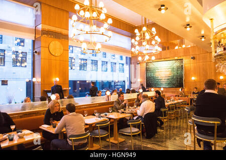 L'intérieur du restaurant de l'Aquavit dans le centre de Londres. L'un des nombreux restaurants qui sont dans la ville de Londres. Banque D'Images