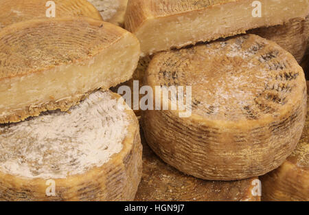 Formes de fromages vieillis à vendre à la ferme laitière de montagne Banque D'Images