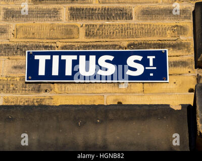 Titus Street sign on wall, Saltaire, West Yorkshire, Royaume-Uni. Banque D'Images