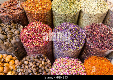 Épices et fines herbes vendus sur le maroc marché traditionnel. Banque D'Images