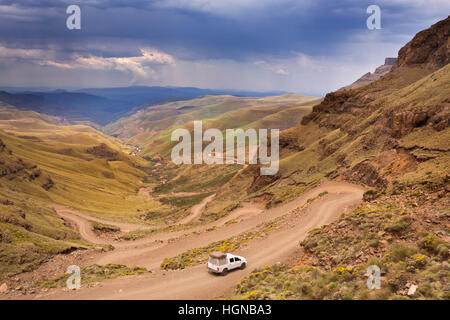 La conduite d'une voiture des virages en épingle du Sani Pass, à la frontière de l'Afrique du Sud et le Lesotho. Banque D'Images