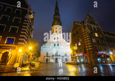 Riga, Lettonie - Juillet 3, 2016 : Vue de la nuit de l'église de Saint - Pierre dans la vieille ville de Riga en Lettonie. La rue éclairée. Banque D'Images