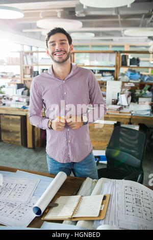 Cheerful architect au bureau Banque D'Images