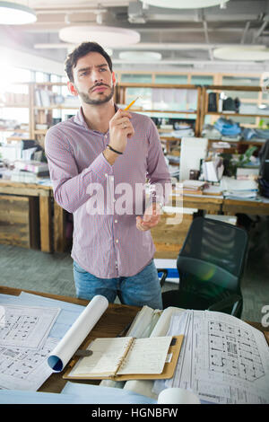 Dans le bureau de travail de l'architecte Banque D'Images