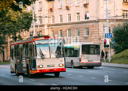 Vilnius, Lituanie - Juillet 08, 2016 Ville : Deux trolleybus déménagement sur large rue dans différentes directions. Banque D'Images