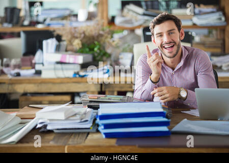 Cheerful architect au bureau Banque D'Images