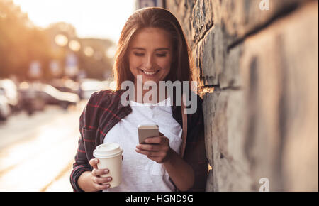 Jeune femme dans la ville de messagerie texte Banque D'Images