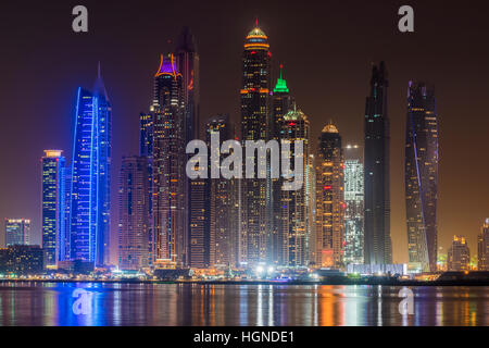 Night skyline de Dubai Marina district résidentiel, Dubaï, Émirats Arabes Unis Banque D'Images