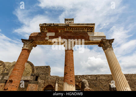 Colonnes à l'extrémité nord du Forum à côté du macellum, Pompéi, Campanie, Italie. Banque D'Images