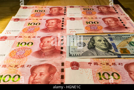 Chinese yuan ou renminbi 100 notes, avec nous 100 dollar note Banque D'Images