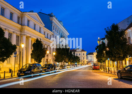 Vilnius, Lituanie - 8 juillet, 2016 : Le point de vue de la rue Didzioji lumineux avec effet de flou de mouvement sur les routes et les voitures en stationnement dans la vieille ville sous l'été Ev Banque D'Images