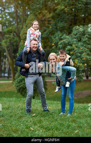 Plaisir en famille dans le parc Banque D'Images