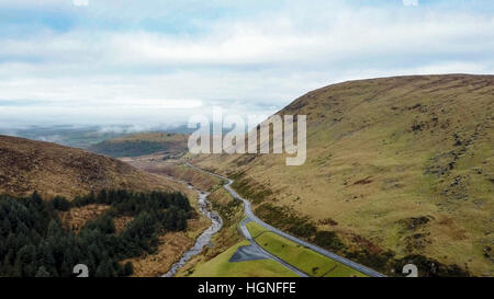 Une antenne images de Spelga Dam en Irlande du Nord, avec l'eau de sorte que c'est encore qui reflètent le ciel au-dessus. Banque D'Images