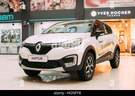 Minsk, Belarus - Novembre 04, 2016 Couleur : Blanc Voiture Kaptur Renault est le Crossover compacte dans le hall du centre commercial. Banque D'Images