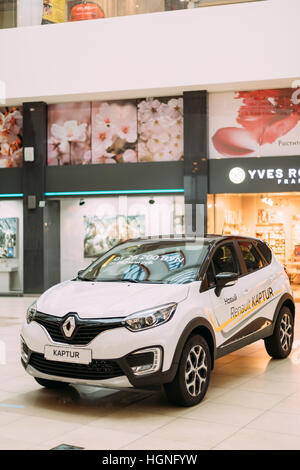 Minsk, Belarus - Novembre 04, 2016 Couleur : Blanc Voiture Kaptur Renault est le Crossover compacte dans le hall du centre commercial. Banque D'Images