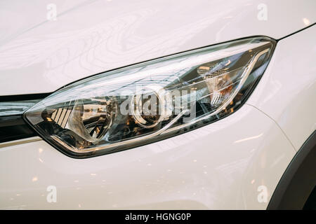 Minsk, Belarus - Novembre 04, 2016 : Le phare gauche de couleur blanche neuve Voiture Renault Captur. Le VUS compact Banque D'Images