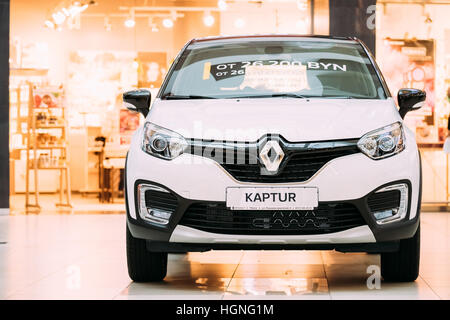 Minsk, Belarus - 04 novembre 2016 : Vue de face de couleur blanche Voiture Kaptur Renault est le Crossover compacte dans le hall du centre commercial. Banque D'Images