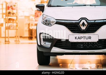 Minsk, Belarus - Novembre 04, 2016 Couleur : Blanc Voiture Kaptur Renault est le Crossover compacte dans le hall du centre commercial. Banque D'Images