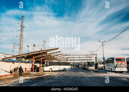 Riga, Lettonie - décembre 1, 2016 : autobus stationnés à la Gare Routière Internationale de Riga, la station de bus. Les personnes en attente de départ du bus. Banque D'Images