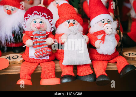 Souvenirs traditionnels jouets poupées du Père Noël au Marché de Noël de l'hiver européen. Nouvelle Année de souvenirs en bois d'Europe. Banque D'Images