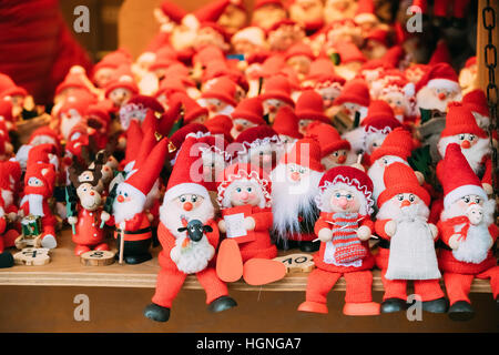 Souvenirs traditionnels jouets poupées du Père Noël au Marché de Noël de l'hiver européen. Nouvelle Année de souvenirs en bois d'Europe. Banque D'Images