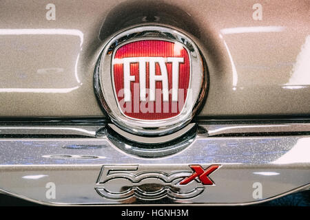 Tallinn, Estonie - 2 décembre 2016 : Logo logotype de Sale voiture Fiat 500X. Fiat 500X est un croisement d'un véhicule utilitaire sport (VUS) fabriqués et marke Banque D'Images