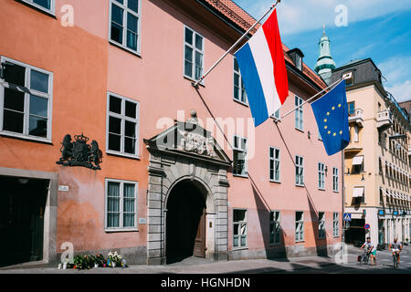 Stockholm, Suède - le 29 juillet 2014 : Drapeau tricolores français et du drapeau de l'Union européenne Bâtiment décorer des rues de Stockholm, Suède Banque D'Images