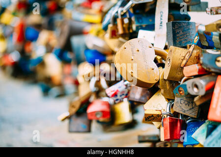 Prague, République tchèque - Le 10 octobre 2014 : Beaucoup d'amour se bloque sur le pont dans la ville européenne symbolisent l'amour pour toujours. Banque D'Images