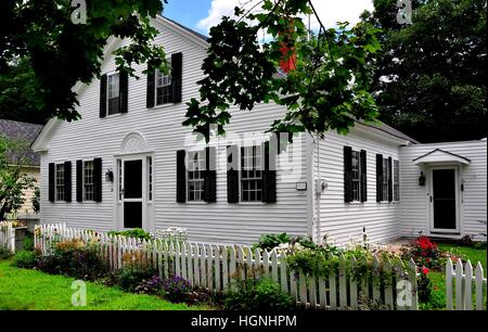 Hancock, New Hampshire - 11 juillet 2013 : Une clôture blanche et jardins/un clin en bois 1824 accueil village * Banque D'Images