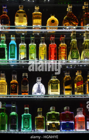 Boissons alcoolisées spécial cannabis et petite bouteille de vodka ver vert herbe parti boire de l'alcool dur absinthe rouge bleu smoke le DRG RAS d Banque D'Images