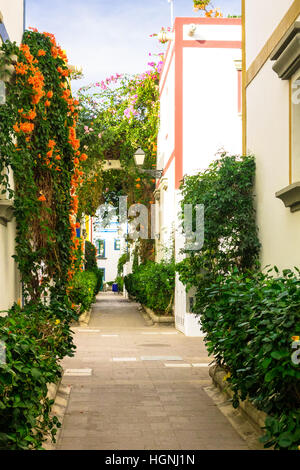 Une rue typique de Puerto de Mogan, Grande Canarie. Banque D'Images