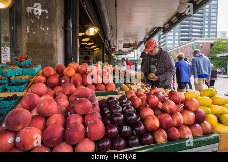 Le marché de Pike Place, à Seattle, Washington, est un marché en plein air avec un grand nombre de fournisseurs.Le marché est l'une des plus anciennes de la United States Banque D'Images