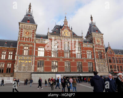 La gare centrale d'Amsterdam, Pays-Bas, janvier 2017 Banque D'Images