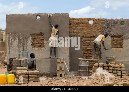 Le BURKINA FASO, Pó , céramique construction Maison dans village, maçon au travail Banque D'Images