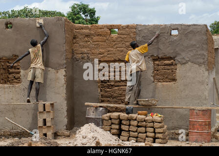 Le BURKINA FASO, Pó , céramique construction Maison dans village, maçon au travail Banque D'Images