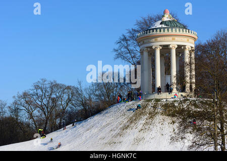 München, Munich : enfants, jeunes, luge, traîneau, traîneau, traîneau, dans le Monopteros Englischer Garten (jardin anglais), Oberbayern, Haute-Bavière, Baye Banque D'Images