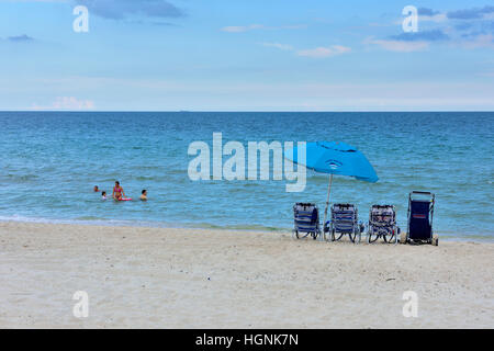 Fort Lauderdale Beach Park, Florida, USA avec des chaises longues dont une pour personnes à mobilité réduite Banque D'Images