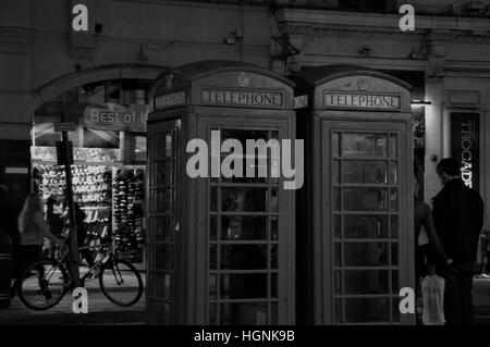 Deux cabines téléphoniques à Londres Banque D'Images