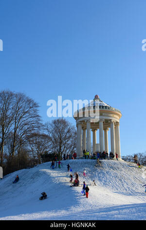 München, Munich : enfants, jeunes, luge, traîneau, traîneau, traîneau, dans le Monopteros Englischer Garten (jardin anglais), Oberbayern, Haute-Bavière, Baye Banque D'Images