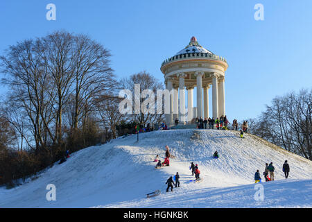 München, Munich : enfants, jeunes, luge, traîneau, traîneau, traîneau, dans le Monopteros Englischer Garten (jardin anglais), Oberbayern, Haute-Bavière, Baye Banque D'Images