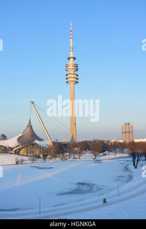 München, Munich : Parc olympique (Olympiapark), Olympiaturm (Tour Olympique), siège de BMW, Oberbayern, Haute-Bavière, Bayern, Bavière, Allemagne Banque D'Images