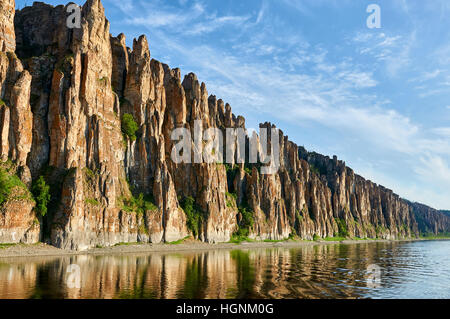 Parc national des colonnes de la Lena, vue du fleuve Lena au coucher du soleil, le patrimoine de l'UNESCO mis en Yakoutie, Sibérie, Russie Banque D'Images