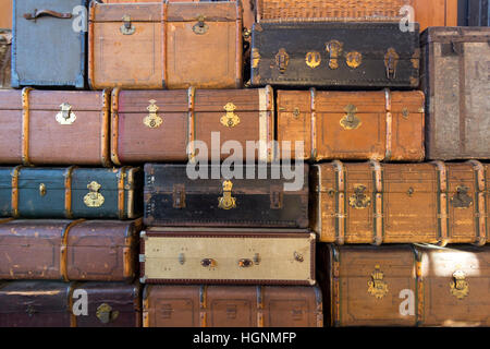 Pile de vieilles valises en cuir de couleur marron et noir couleurs sur railway station Banque D'Images