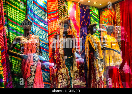 Vue à travers le verre d'un magasin de mode de femmes de bord de route à Jaipur, Rajasthan, Inde. Banque D'Images