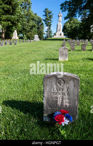 Le Cimetière National d'Antietam, Sharpsburg, Maryland. Tombes d'anciens combattants de la Seconde Guerre mondiale à l'avant. Simple soldat Monument à fond. Banque D'Images