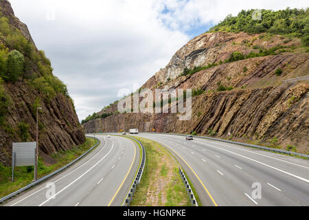 Sideling Hill, Maryland, l'autoroute Interstate 68, montrant les strates géologiques synclinal et anticlinal, formations. Banque D'Images