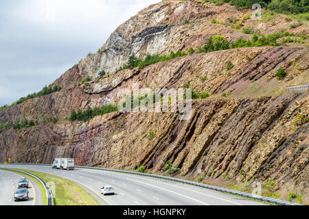 Sideling Hill, Maryland, l'autoroute Interstate 68, montrant les strates géologiques synclinal et anticlinal, formations. Banque D'Images