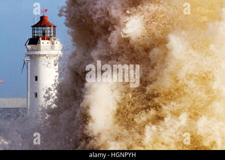 Tempêtes de vent, New Brighton, Cheshire. Météo France : le 11 Jan 2017. Les avertissements météorologiques sont publiés en tant que force de tempête de vent et de fortes marées batter le nord ouest station balnéaire de New Brighton sur la côte de Wirral. Credit : Cernan Elias Alamy Live News Banque D'Images