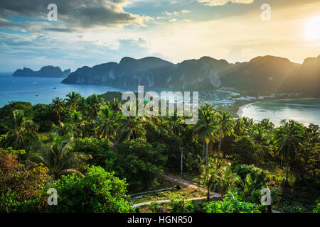 Point de vue de l'île Phi Phi de haut lieu de l'heure du coucher du soleil, Krabi, Thaïlande Banque D'Images